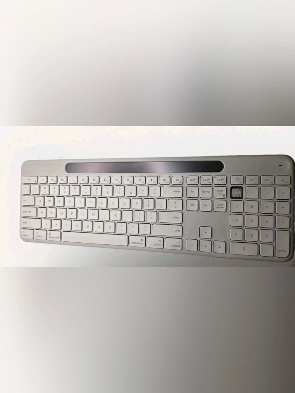 Logitech Signature Slim Solar+ Wireless Keyboard K980 for Mac - White/Grey Read